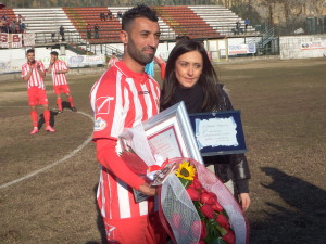 Foto f) Franzese premiato con un mazzo di fiori dalla consorte Rossella