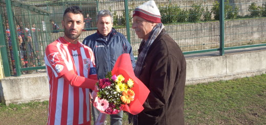 Foto a) Franzese consegna il mazzo di fiori a Pino Santonico