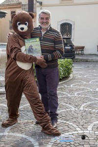 SINDACO RICCARDO FRATTAROLI CON L'ORSO BRUNO MASCHERATO