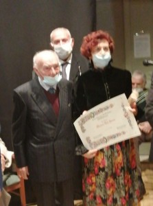 Premio Val di Comino - poetessa Maura Del Serra gonna rossa e nera