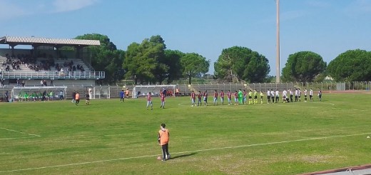 Terracina vs Sora calcio squadre al centro del campo