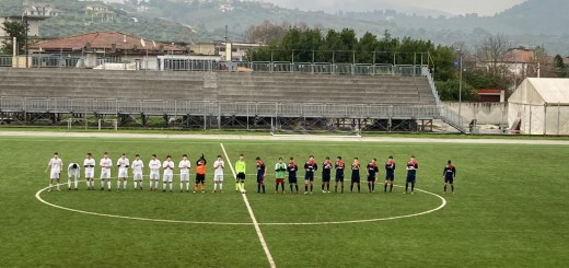 squadre al centro del campo - juniores Ferentino vs Ceccano