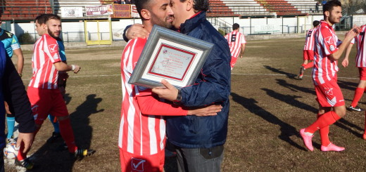 Foto b) Abbraccio tra Grossi e Franzese