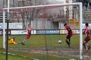 FOTO A) De Stefano sta per siglare il gol partita