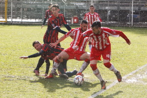 FOTO B) CONTRASTO DI GIOCO