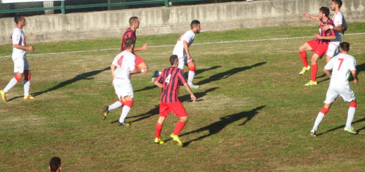 Foto h) contrasto di gioco a centrocampo