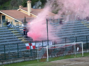Foto c) fumogeni dei supporters isolani