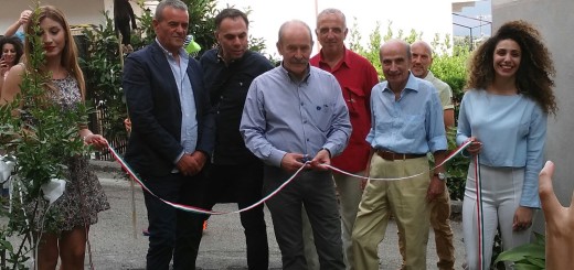 TAGLIO DEL NASTRO L'ALBERO DELLE MERAVIGLIE IMMAGINE 1