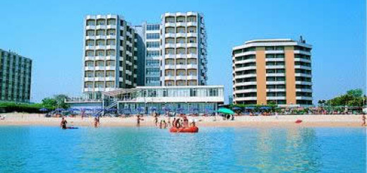 Complesso residenziale a Montesilvano Lido in Abruzzo ubicato direttamente sul mare. Dispone di animazione, piscina. Accetta animali di taglia piccola.