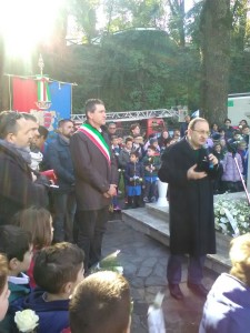 lassessore-gizzi-spiega-le-ragioni-del-dono-floreale-alla-madonnina-immagine-3