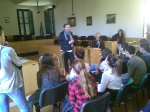 Gli studenti nella Sala consiliare immagine 2