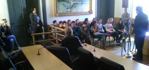 Gli studenti nella sala consiliare immagine 1