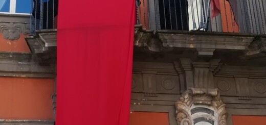 drappo rosso e balcone Comune bis