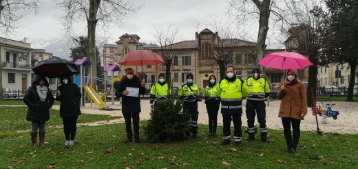 Sindaco, Protezione civile e Associazione Donne con una delle 20 piante