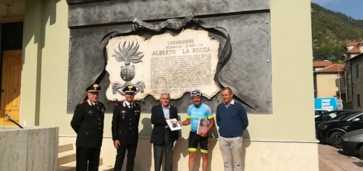 Mazzolena sotto il monumento