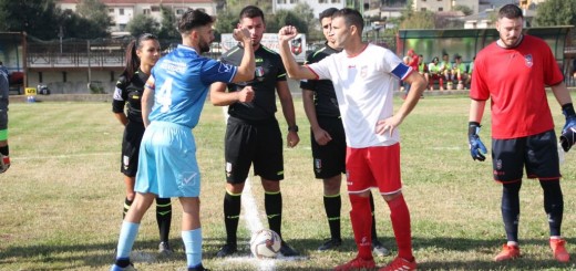Ceccano vs Lenola stretta di mano