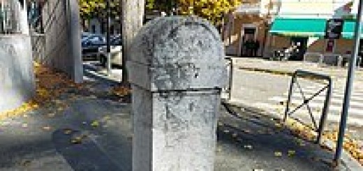 cippo che indica l'inizio della strada sr 82