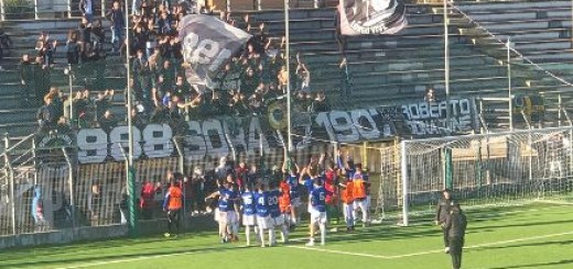 squadra sorana sotto la curva Ferrovia al termine della gara