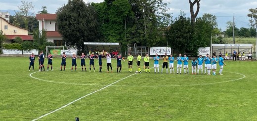 squadre al centro del campo Latina vs Ceccano