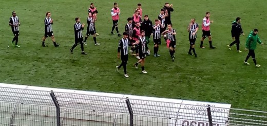 saluto sotto gli spalti