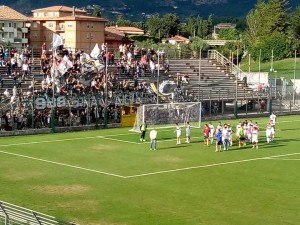 Sorani sotto la curva dei tifosi