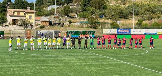 squadre al centro del campo Lenola vs Ceccano