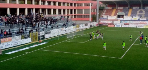 giocatori sotto la curva dei tifosi bianconeri